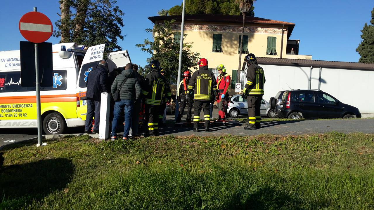 Borghetto San Nicolò, auto tampona uno scooter: una 48enne gravemente ferita