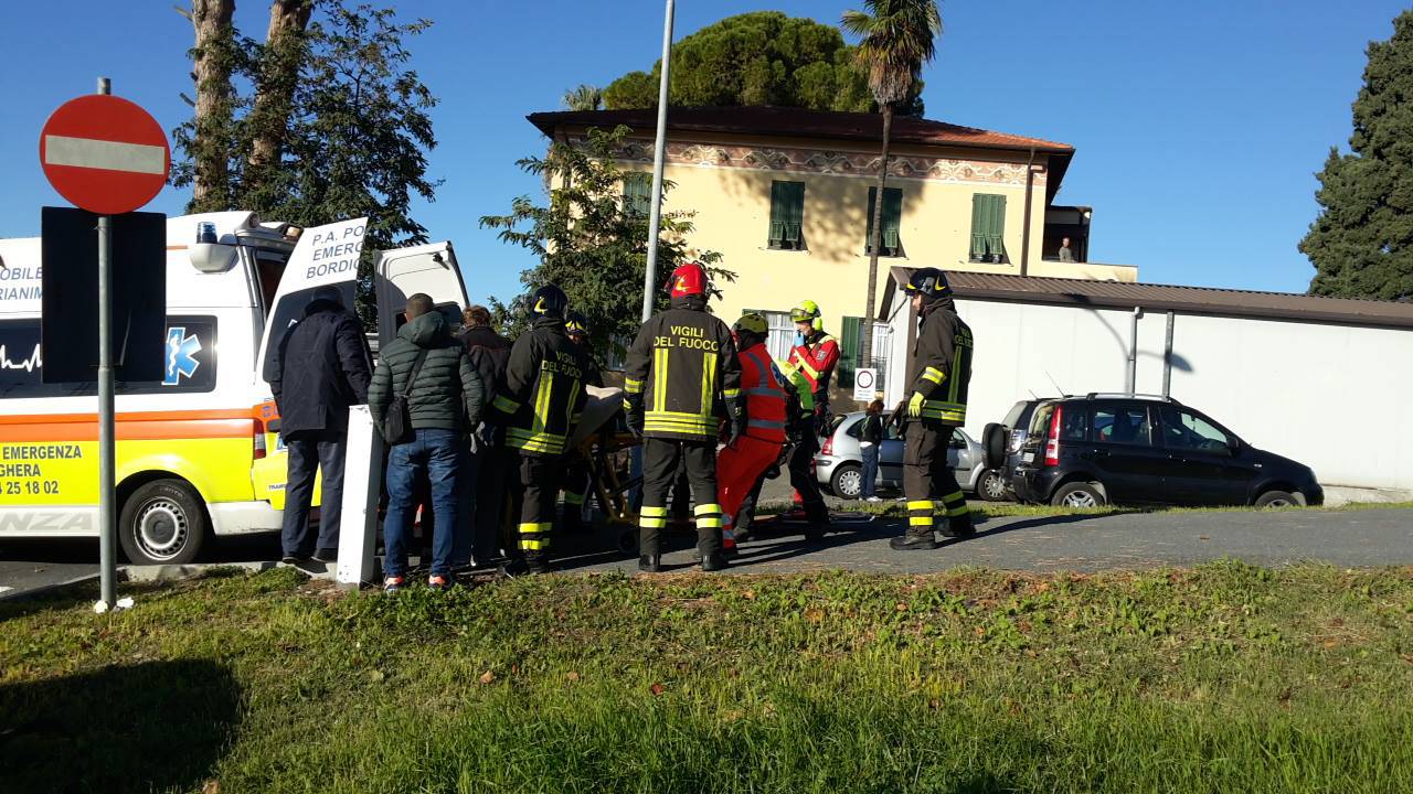 Borghetto San Nicolò, auto tampona uno scooter: una 48enne gravemente ferita