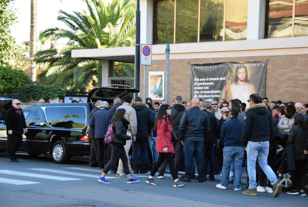 Sanremo dà l'addio a Ivan Trivieri, i funerali del giovane a pochi metri dal luogo del tragico incidente