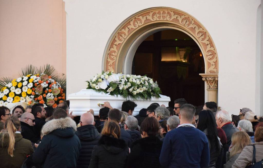 Sanremo dà l'addio a Ivan Trivieri, i funerali del giovane a pochi metri dal luogo del tragico incidente