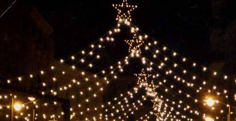 Si avvicina il Natale, il Comune mette a bilancio 15 mila euro per le luminarie