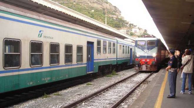 Studentessa derubata sul treno regionale Savona-Ventimiglia, indagano i carabinieri