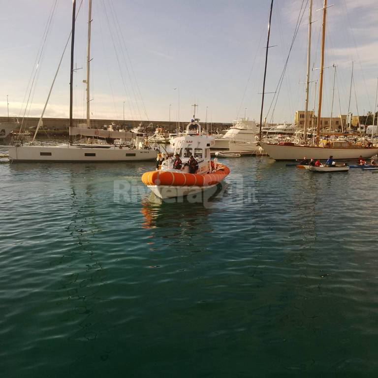 A Sanremo Babbo Natale arriva dal mare e ad accoglierlo trova il vescovo Suetta