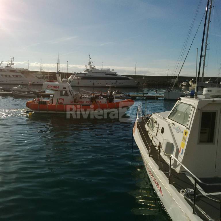 A Sanremo Babbo Natale arriva dal mare e ad accoglierlo trova il vescovo Suetta