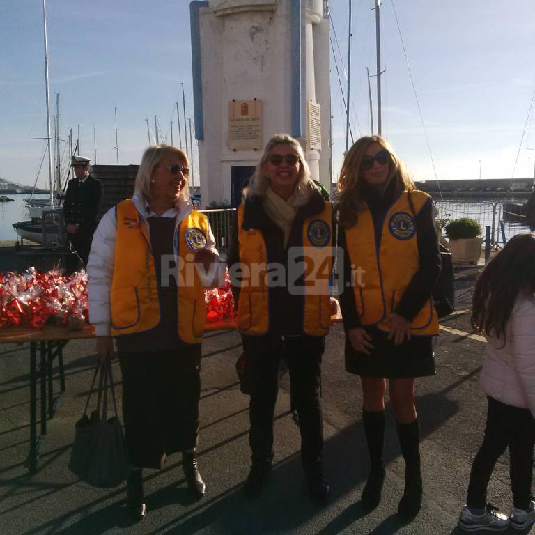 A Sanremo Babbo Natale arriva dal mare e ad accoglierlo trova il vescovo Suetta