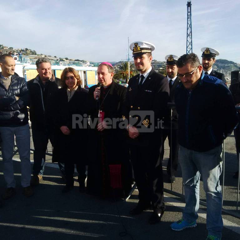 A Sanremo Babbo Natale arriva dal mare e ad accoglierlo trova il vescovo Suetta