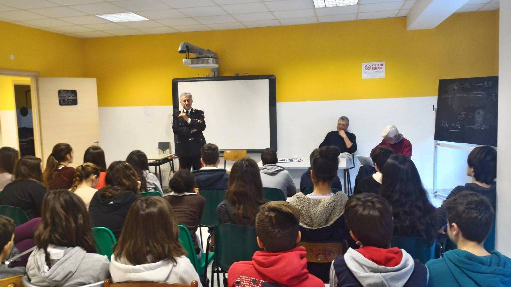 riviera24 -  Carabinieri incontrano gli alunni delle scuole medie