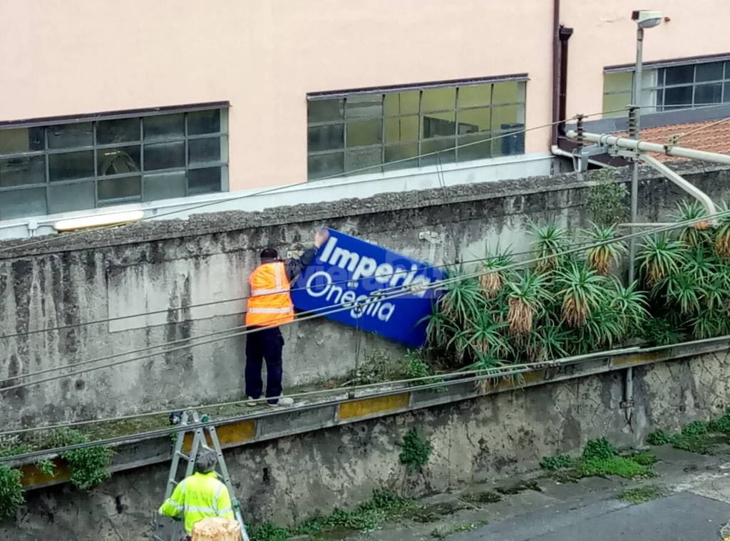 Via il cartello di Oneglia, la stazione sarà dismessa