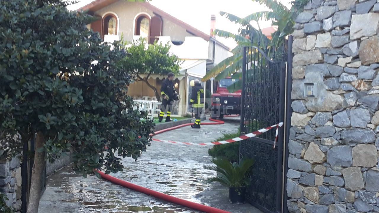 Un morto e una donna ustionata in un incendio in via Sant’Anna a Ventimiglia