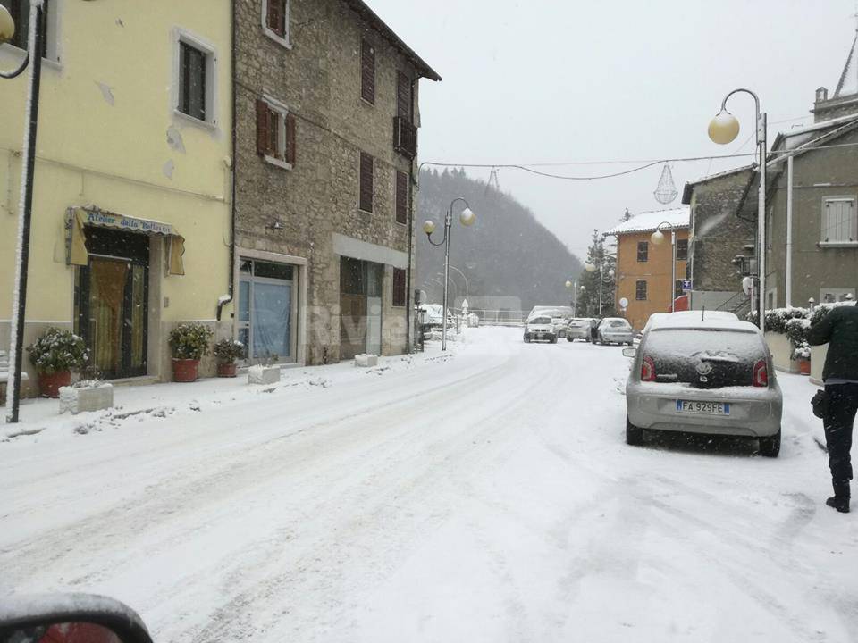 Tra le macerie di Arquata del Tronto, i vigili del fuoco di Imperia a "caccia" di case "sopravvissute" al terremoto