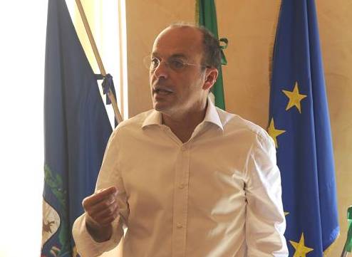 Caloriferi accesi 4 ore al giorno a Imperia, contestato il sindaco Capacci “Io rispetto gli anziani”