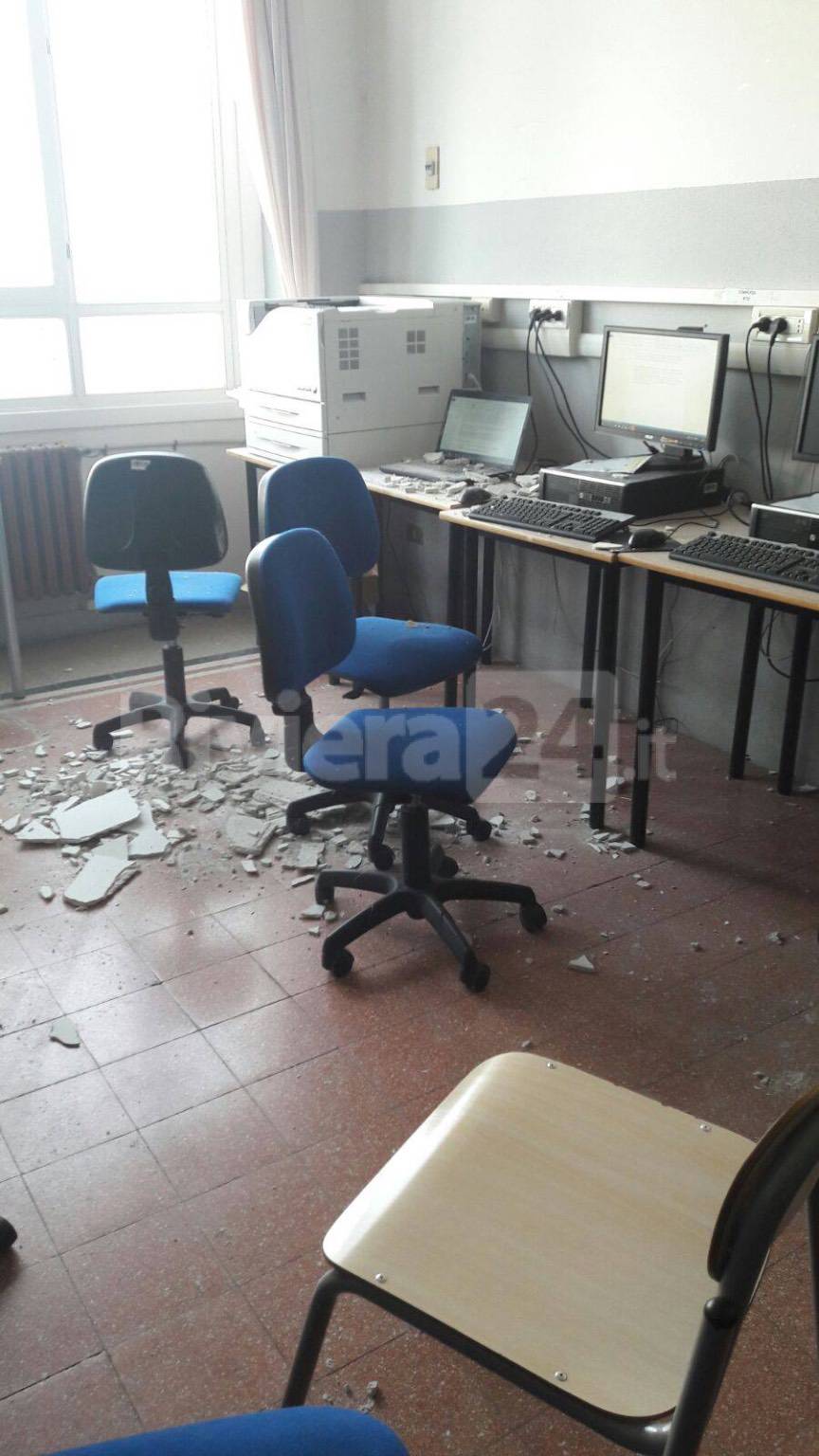 Taggia, chiuso a tempo indeterminato l’istituto Alberghiero per il crollo del soffitto. Intanto il video dell’aula piena di calcinacci diventa virale