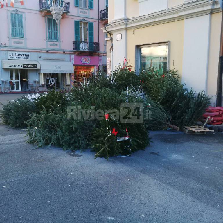 Sporcizia e degrado in piazza Borea d&#8217;Olmo