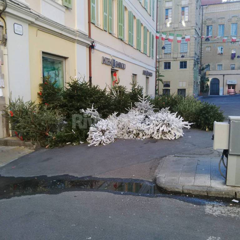 Sporcizia e degrado in piazza Borea d&#8217;Olmo