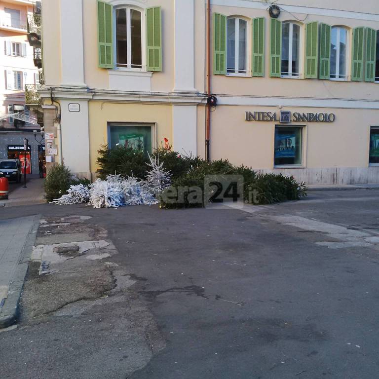 Sporcizia e degrado in piazza Borea d&#8217;Olmo