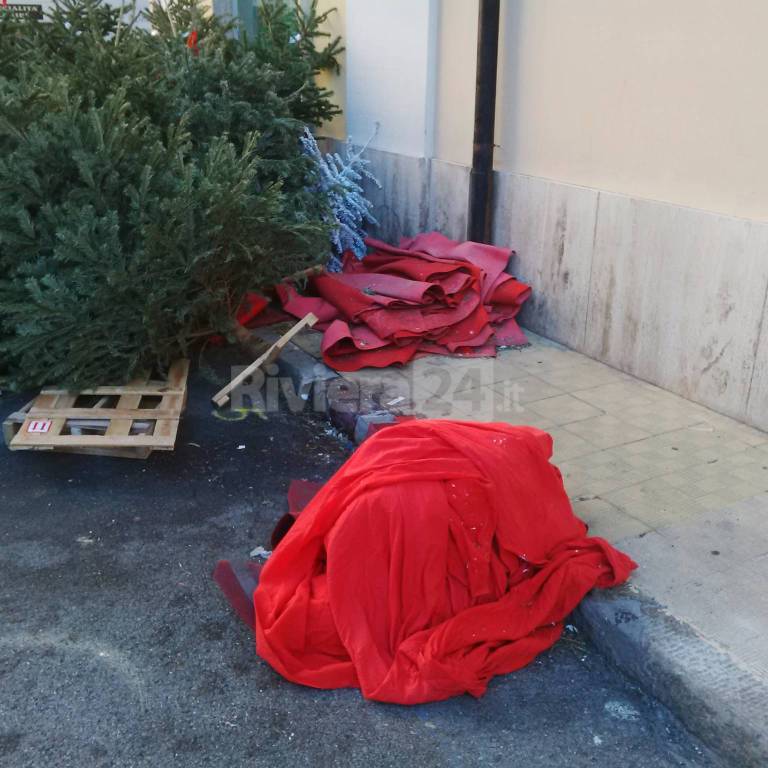 Sporcizia e degrado in piazza Borea d&#8217;Olmo