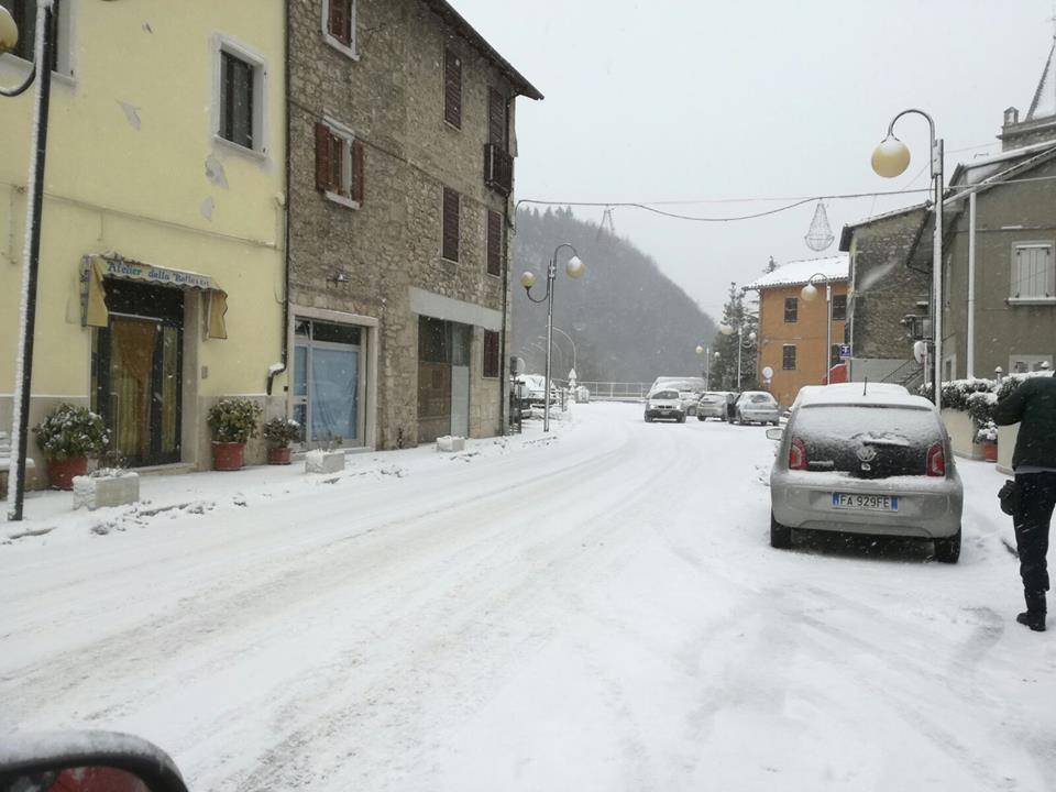 Tra le macerie di Arquata del Tronto, i vigili del fuoco di Imperia a “caccia” di case “sopravvissute” al terremoto