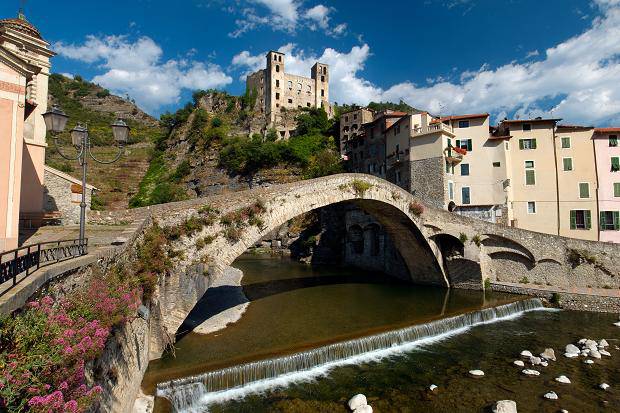 A Dolceacqua arriva il workshop di pittura “Passi sui sassi”