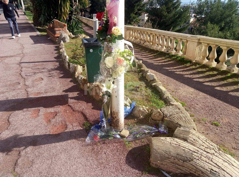 Mazzi di fiori in viale Matteotti a Imperia per ricordare Stefano Bertè morto a 19 anni