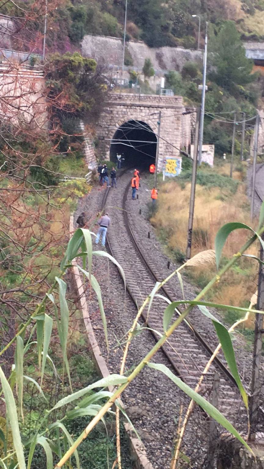 Investito da un treno un migrante che muore sul colpo: traffico da e verso la Francia bloccato