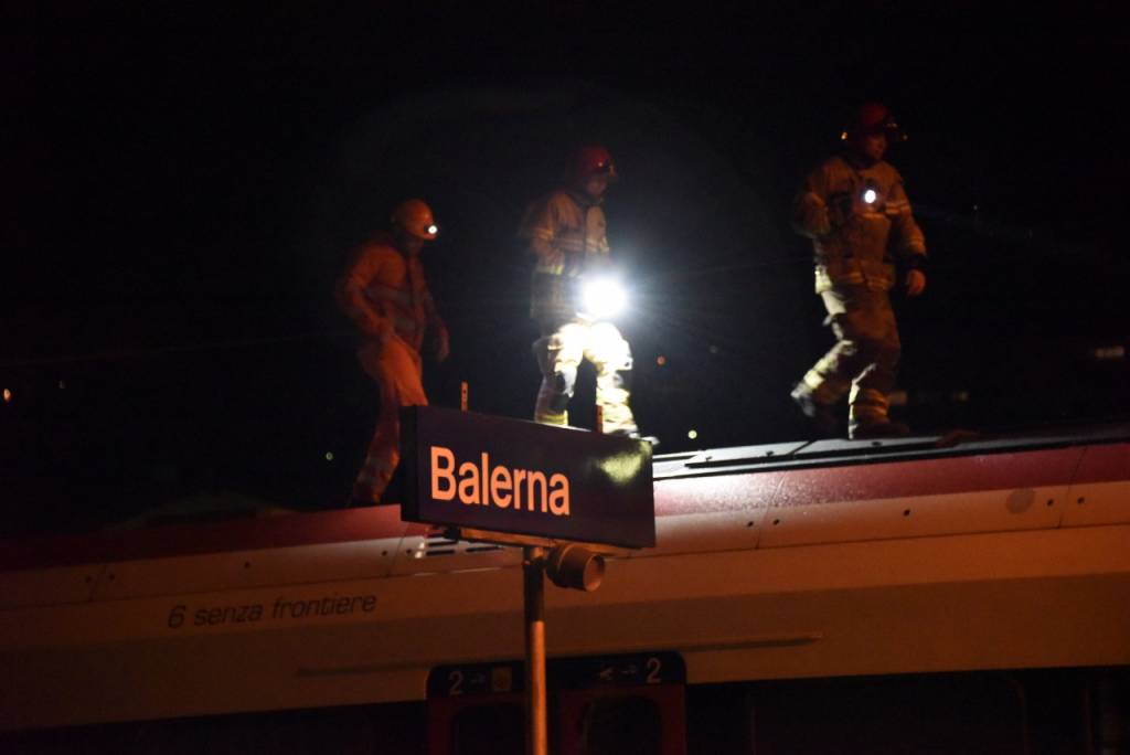 Uomo folgorato dai cavi dell’alta tensione sul tetto del treno: tragedia al confine italo-svizzero