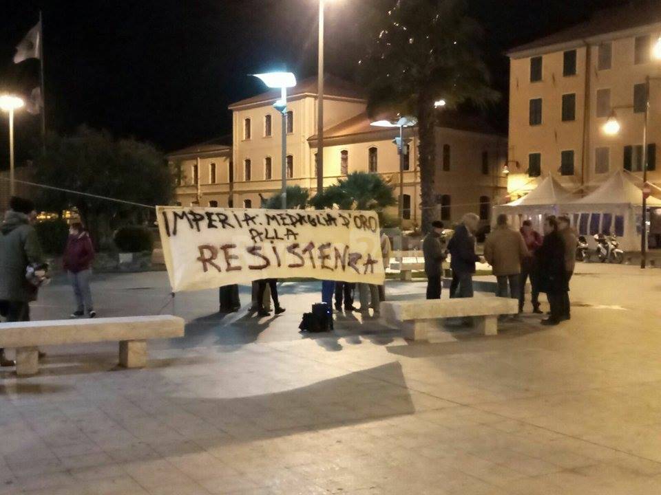 Antifascisti manifestano davanti alla biblioteca Lagorio durante presentazione libro di Casa Pound: “Imperia è medaglia d’oro alla Resistenza”