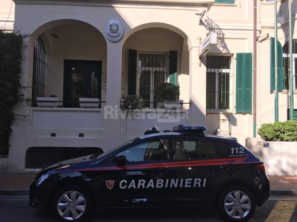 Bordighera, panico in via Defisiu: uomo esplode colpi di fucile contro due persone e uccide un cane