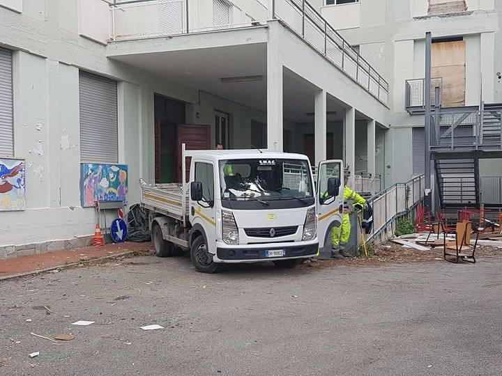 Verso la demolizione delle scuole Papa Giovanni: operai a lavoro per svuotare le aule