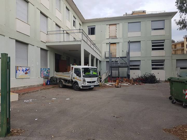 Verso la demolizione delle scuole Papa Giovanni: operai a lavoro per svuotare le aule