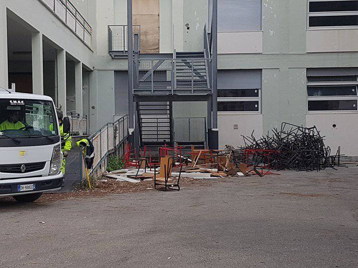 Verso la demolizione delle scuole Papa Giovanni: operai a lavoro per svuotare le aule