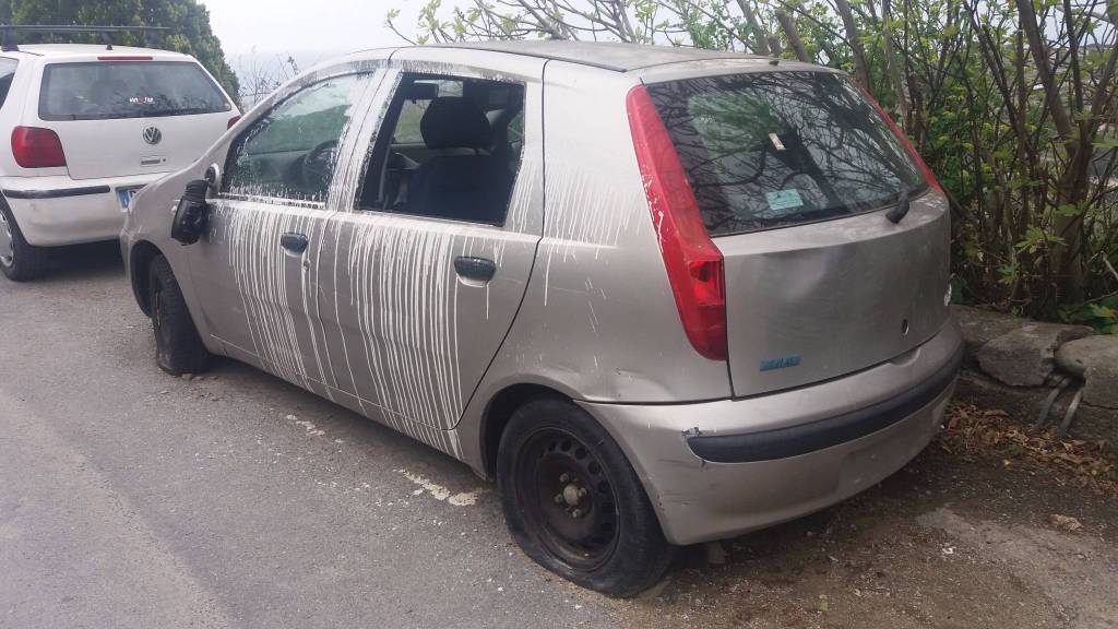 Sanremo. Auto vandalizzata e abbandonata all’entrata di Bussana vecchia