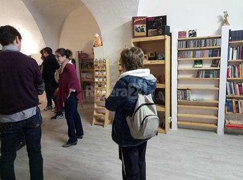 Imperia: libri al posto di torte e pasticcini, la libreria Ragazzi fa rinascere la pasticceria Spalla