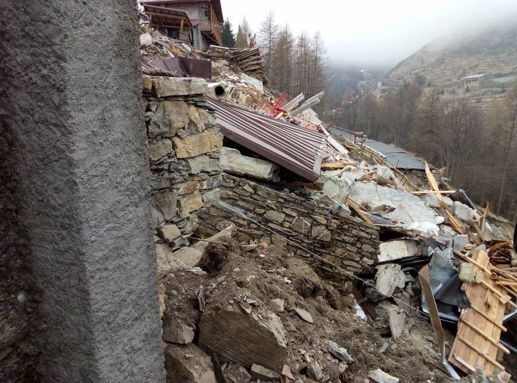 Ladri e sensori per controllare la frana nel paese fantasma di Monesi