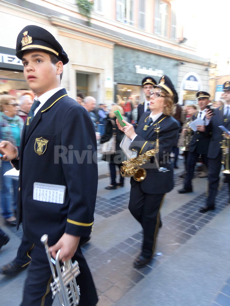 riviera24 - Majorettes, musica, balli e bande musicali invadono la città di Sanremo