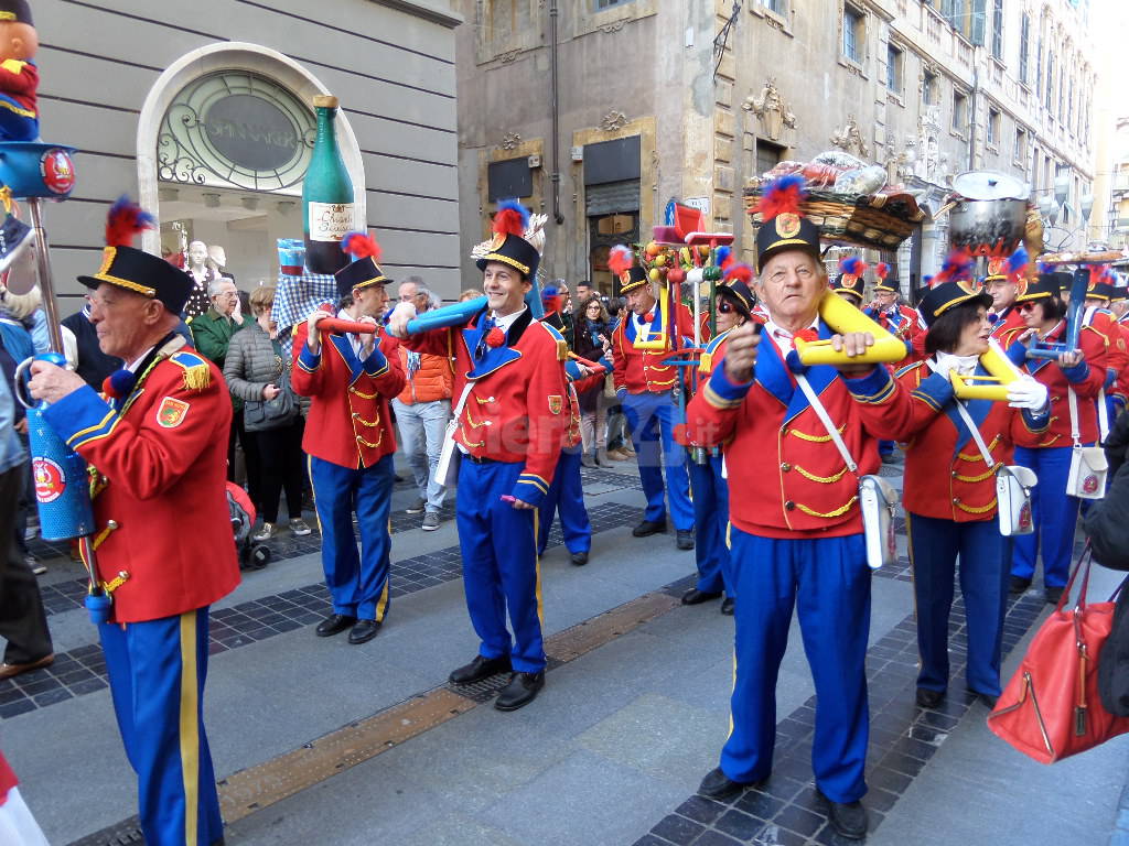 riviera24 - Majorettes, musica, balli e bande musicali invadono la città di Sanremo