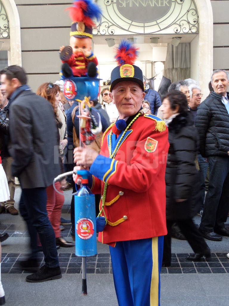 riviera24 - Majorettes, musica, balli e bande musicali invadono la città di Sanremo