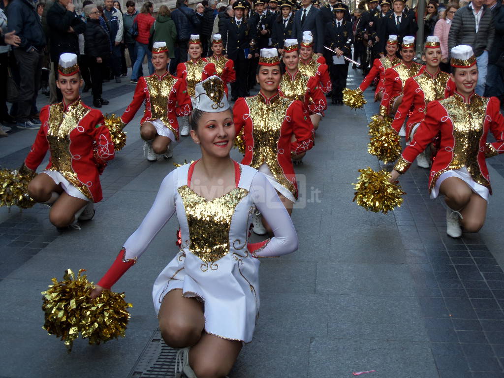 Majorettes, musica, balli e bande musicali invadono la città di Sanremo