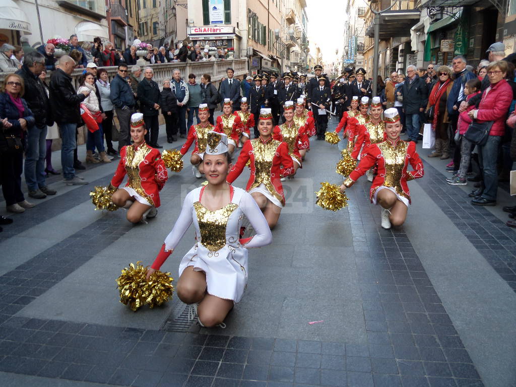 Majorettes, musica, balli e bande musicali invadono la città di Sanremo