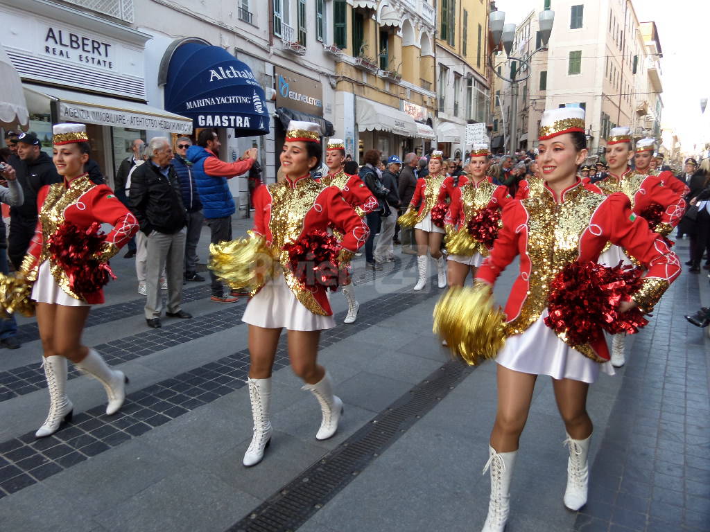 Majorettes, musica, balli e bande musicali invadono la città di Sanremo