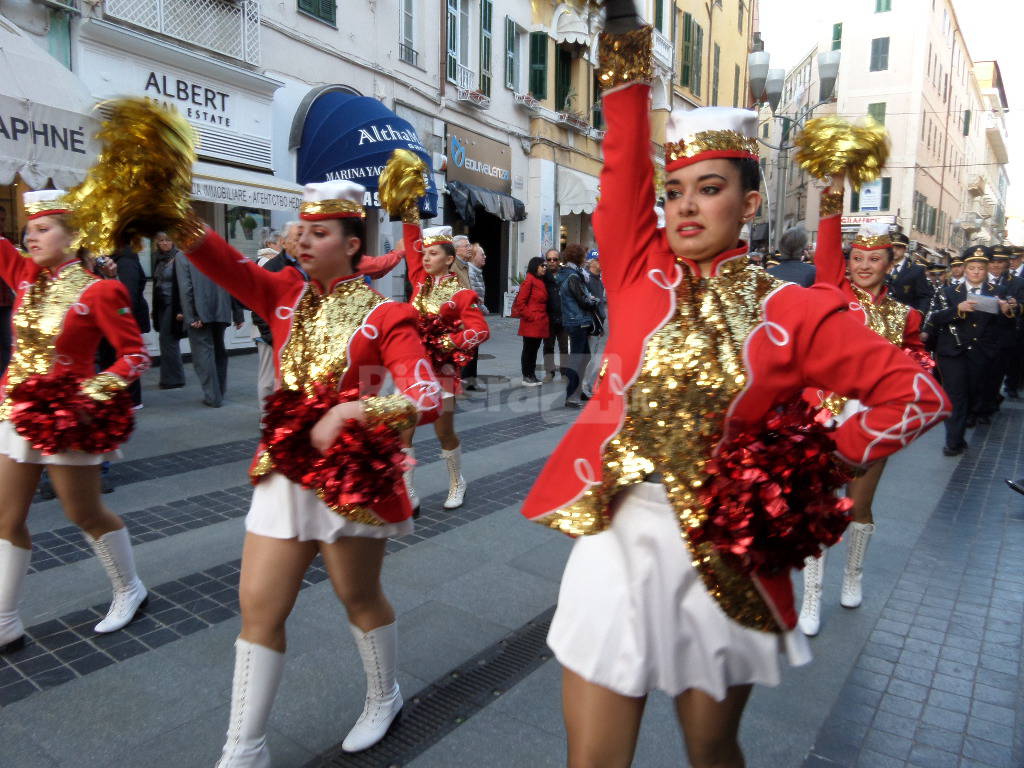 Majorettes, musica, balli e bande musicali invadono la città di Sanremo