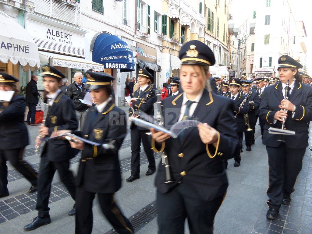 riviera24 - Majorettes, musica, balli e bande musicali invadono la città di Sanremo