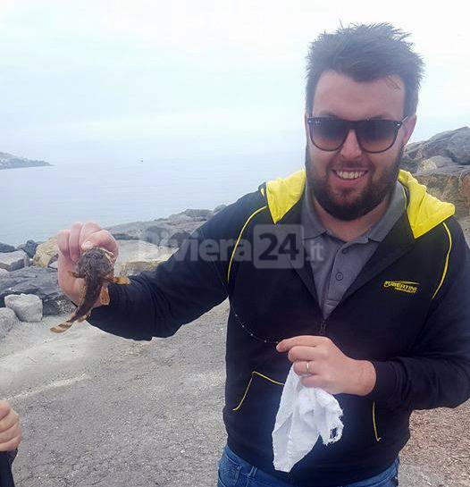 Sanremo, i ragazzi dell’Istituto Calvino a scuola di pesca dal campione mondiale Mattia Ferrari