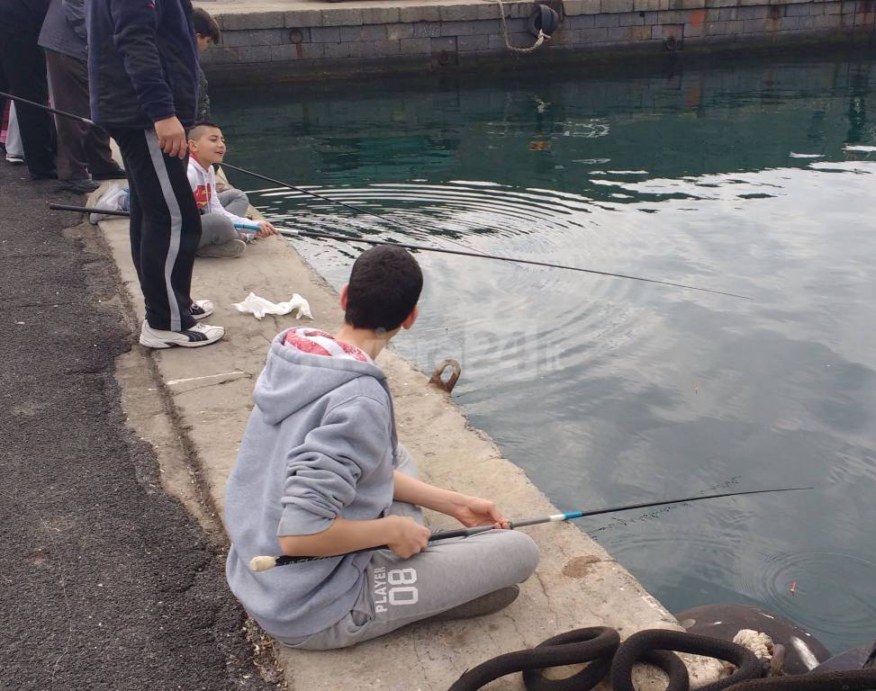 Riviera24 - Sanremo, i ragazzi dell'Istituto Calvino a scuola di pesca dal campione mondiale Mattia Ferrari