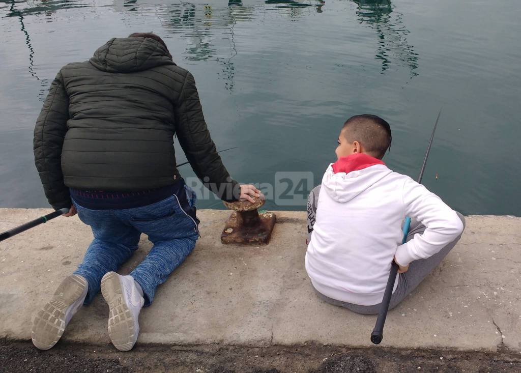 Sanremo, i ragazzi dell'Istituto Calvino a scuola di pesca dal campione mondiale Mattia Ferrari