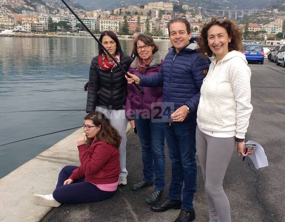 Sanremo, i ragazzi dell'Istituto Calvino a scuola di pesca dal campione mondiale Mattia Ferrari