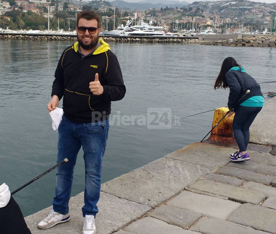 Sanremo, i ragazzi dell&#8217;Istituto Calvino a scuola di pesca dal campione mondiale Mattia Ferrari