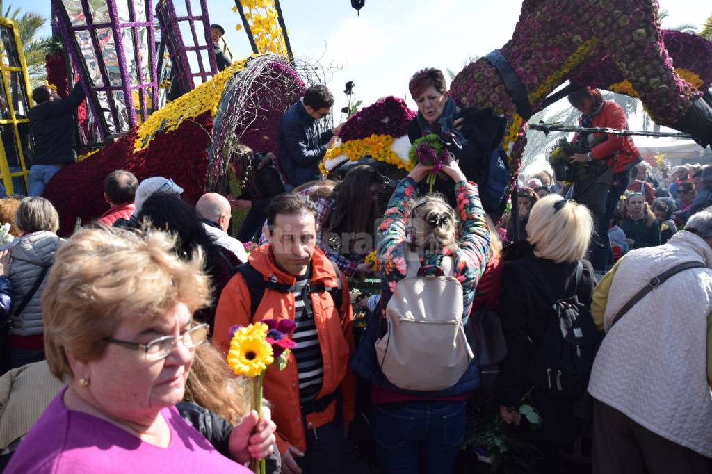 Sanremo in Fiore 2017, l&#8217;assalto ai carri fioriti