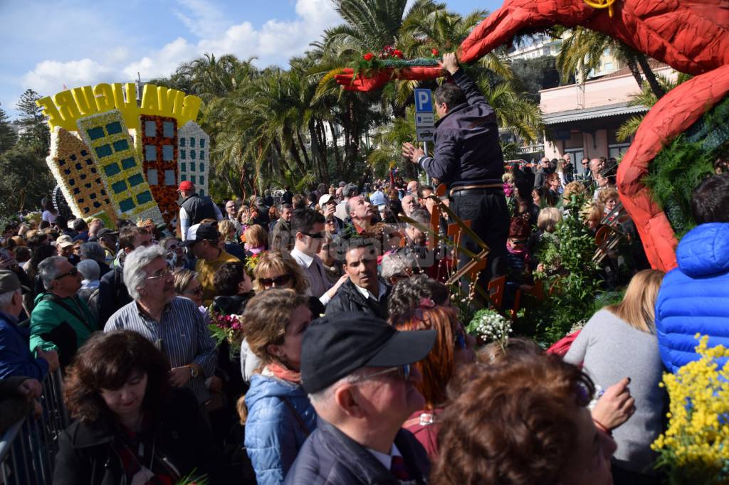 Sanremo in Fiore 2017, l&#8217;assalto ai carri fioriti