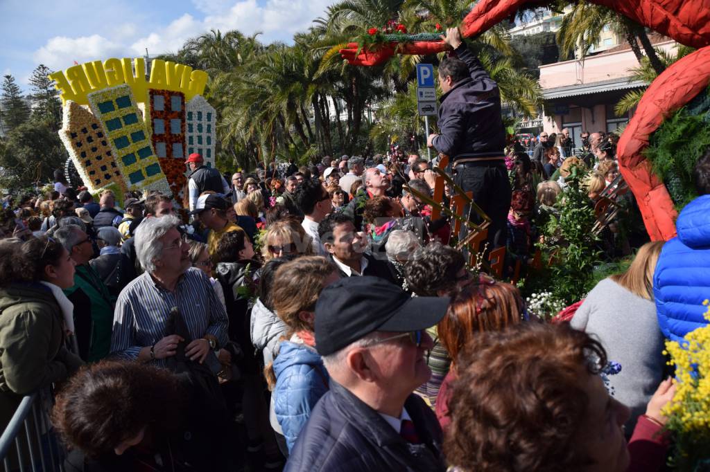 Sanremo in Fiore 2017, l&#8217;assalto ai carri fioriti