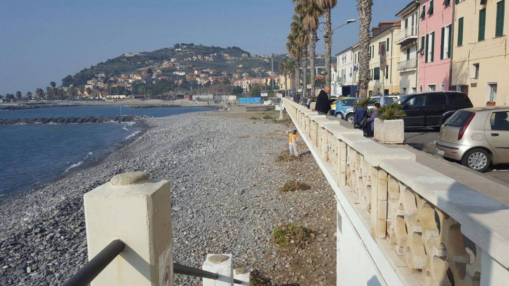 E’ finita la pulizia della spiaggia del Prino di Imperia ad opera dei migranti “ospiti” in città